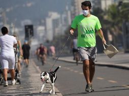 Un hombre pasea a su perro en Río de Janeiro. El plan de desconfinamiento, aunque ordenado, recibió reacciones de desconfianza ante la rapidez de los contagios. AP/S. Izquierdo