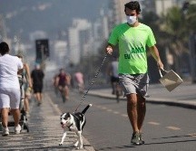 Un hombre pasea a su perro en Río de Janeiro. El plan de desconfinamiento, aunque ordenado, recibió reacciones de desconfianza ante la rapidez de los contagios. AP/S. Izquierdo