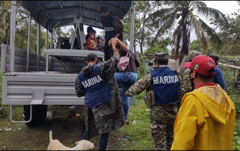 Personal de la Marina desaloja a habitantes de Centla y Cárdenas, Tabasco. EFE/Protección Civil Tabasco