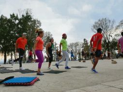 Alrededor de 40 deportistas siguen en grupo los ejercicios que ordena el instructor todas las tardes en el Cerro de la Reina. EL INFORMADOR