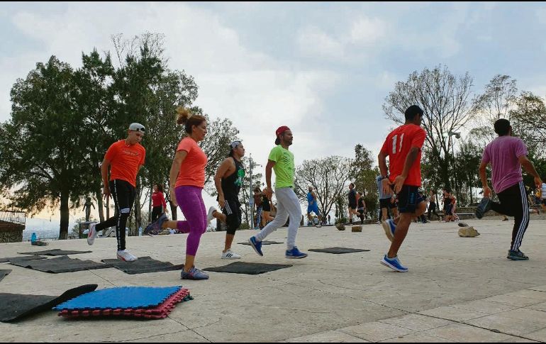 Alrededor de 40 deportistas siguen en grupo los ejercicios que ordena el instructor todas las tardes en el Cerro de la Reina. EL INFORMADOR