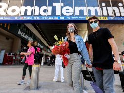 En el país se mantienen las prohibiciones de grandes congregaciones y la obligación de usar cubrebocas en lugares cerrados y transporte público. EFE / R. Antimiani