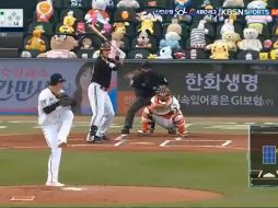 En imágenes que circulan en redes sociales se puede ver a los jugadores lanzar y batear delante de muñecos de ''Mickey Mouse'', ''Bob Esponja'', ''Pikachu'', ''Snorlax'', además de algunos osos tradicionales. TWITTER