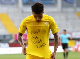 JADON SANCHO. No habrá castigos para los futbolistas que se han manifestado, ni los habrá para quienes lo hagan después. AFP