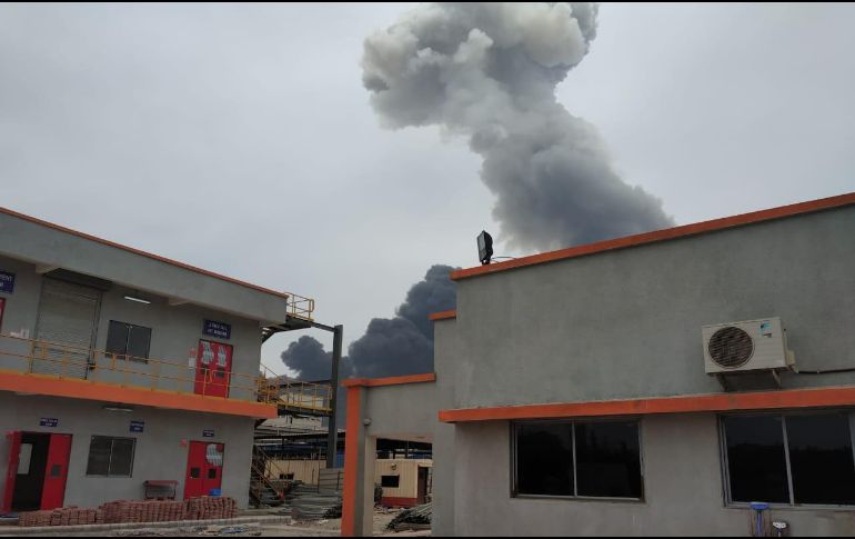 Fotografías divulgadas en redes muestran las llamas del incendio con densas columnas de humo, y el desplome de buena parte del edificio. TWITTER/@Deepakk53383134