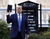 Trump posó frente a una iglesia dañada poco después de que la policía usara gases lacrimógenos para dispersar a los manifestantes cercanos. AP