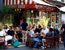 Las áreas al exterior de las cafeterías se llenaron rápidamente tras recibir la autorización del gobierno. AP/T. Camus