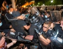 La policía utilizó gases lacrimógenos y disparó balas de goma, así como también bolas de pimienta, contra manifestantes y periodistas, algo criticado por organismos internacionales. EFE/J. Lo Scalzo