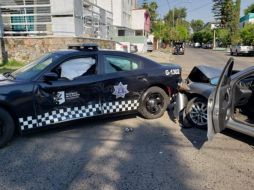 La unidad circulaba con los códigos sonoros encendidos, pese a ello ocurre el percance. ESPECIAL/ Policía de Guadalajara