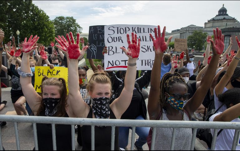 Manifestantes se congregan hoy en protesta por la muerte de George Floyd, en Washington, DC. AFP/T. Katopodis