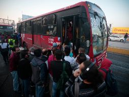 Al llegar las unidades las personas se aglutinan para subir, pese a que la Setran y la Policía Vial apoyan para evitar el desorden. EL INFORMADOR/F. Atilano