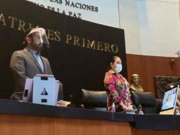Mónica Fernández y los secretarios de la mesa directiva, presentes en el salón de sesiones del Senado, se pusieron de pie ante el salón sin ocupantes en los escaños. TWITTER/@monicaferbal