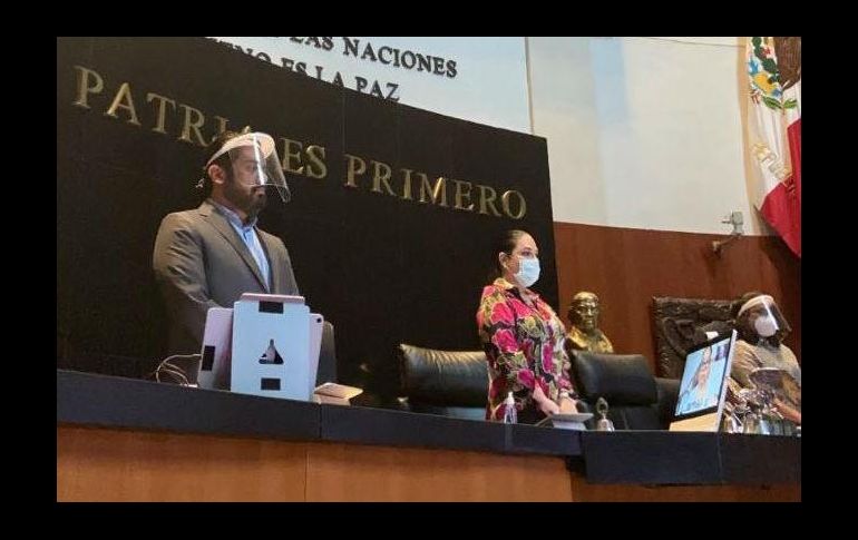 Mónica Fernández y los secretarios de la mesa directiva, presentes en el salón de sesiones del Senado, se pusieron de pie ante el salón sin ocupantes en los escaños. TWITTER/@monicaferbal