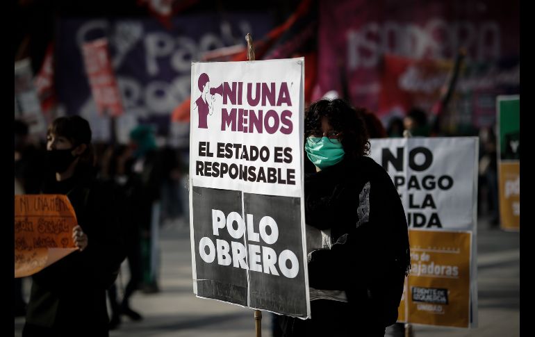 Mujeres participan este miércoles en una marcha contra el aumento de feminicidios que ha dejado el confinamiento, en Buenos Aires. EFE/J.Roncoroni