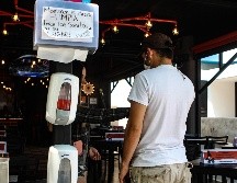 A los clientes se les revisa su temperatura, y lavan sus manos y  zapatos. EL INFORMADOR / E. Barrera