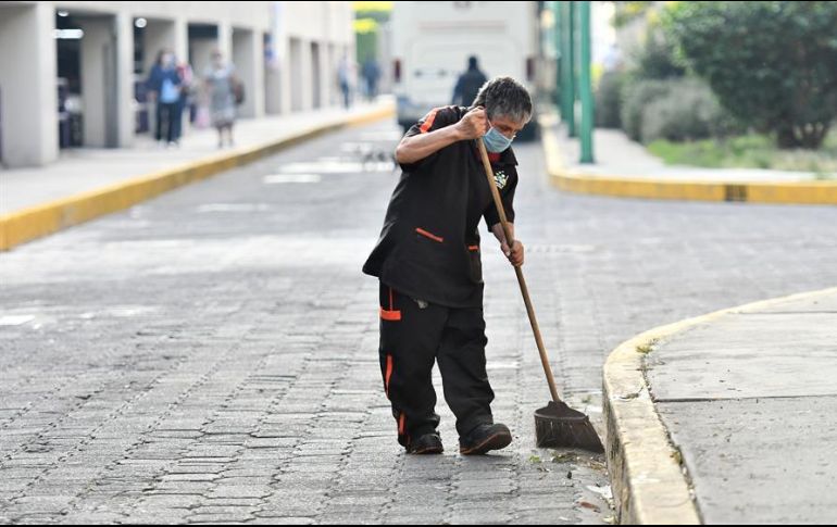 Un empleado del Hospital Juárez, en la Ciudad de México, realiza labores de limpieza. EFE/J. Núñez