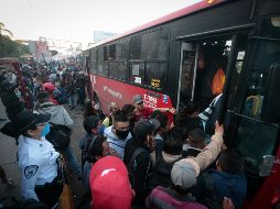 En el Periférico Sur las personas se aglutinan para abordar los autobuses. Elementos de la Policía Vial intentan poner orden, pero se ven rebasados por el gentío. EL INFORMADOR/F. Atilano