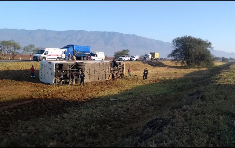 El accidente ocurrió la mañana de este jueves en el kilómetro 52 de dicha vía. ESPECIAL / Protección Civil Jalisco