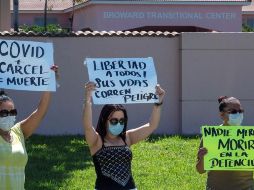 Personas se manifiestan en contra de los centros de detención del Servicio de Inmigración y Control de Aduanas, en Pompano Beach, Florida. EFE/C. Herrera