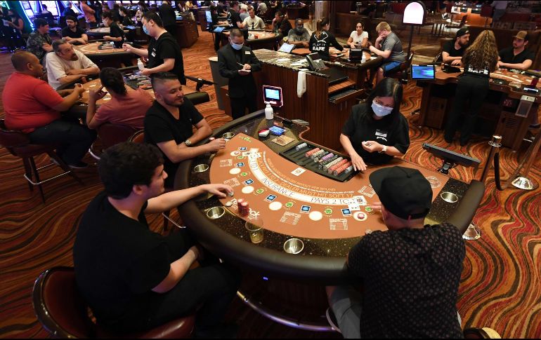 Trabajadores y clientes portan cubrebocas para evitar los contagios de COVID-19. AFP / E. Miller