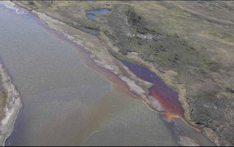 Toma aérea del sitio del derrame de diésel en un río a las afueras de Norilsk, Rusia. EFE/EPA/Gobernador de la región  Krasnoyarsk