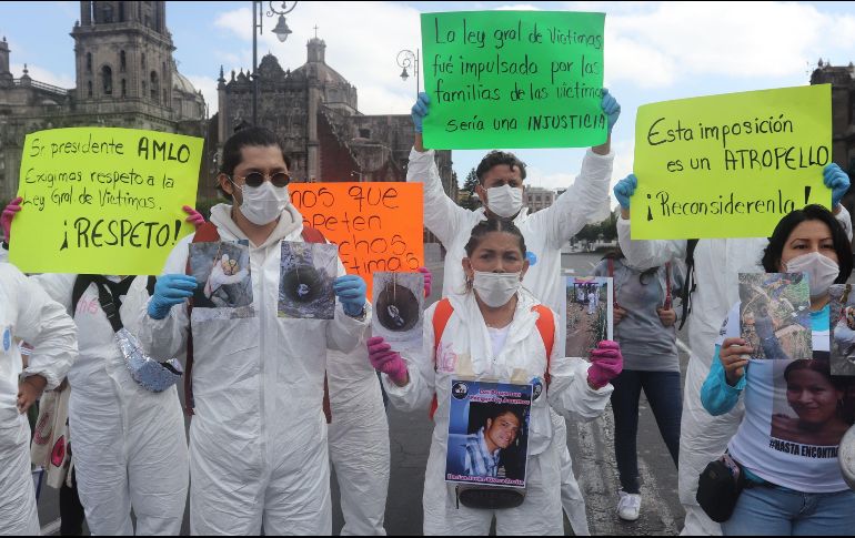Para prevenir contagios de coronavirus, los manifestantes utilizan cubrebocas, caretas, gel antibacterial y hasta trajes especiales. EFE / J. Pazos