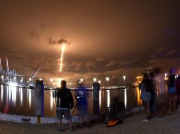 El cohete reutilizable Falcon 9 despegó este miércoles a las 21:25 hora local (01:25 GTM del jueves). AP / M. Denemark