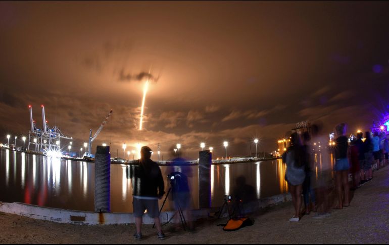 El cohete reutilizable Falcon 9 despegó este miércoles a las 21:25 hora local (01:25 GTM del jueves). AP / M. Denemark