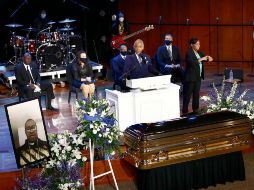 Miles de personas acudieron al funeral, en donde decenas de figuras públicas expresaron sus condolencias ante el féretro dorado de George Floyd. AP/J. Cortez