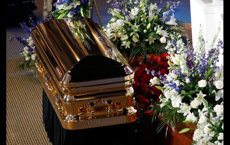 Miles de personas acudieron al funeral, en donde decenas de figuras públicas expresaron sus condolencias ante el féretro dorado de George Floyd. AP/J. Cortez
