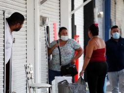 Ante el alarmante aumento de casos en el país, la reapertura de negocios no esenciales está en jaque. EFE/F. Guasco