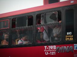 Los pasajeros, muchos de ellos sin cubrebocas, deben abordar camiones abarrotados que les impiden respetar la sana distancia. EL INFORMADOR/A. Camacho