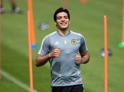 El atacante mexicano presume de 13 goles esta temporada en la Liga, apenas tres de ellos desde el manchón penal. TWITTER / @WolvesEspanol