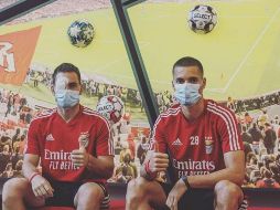 En la fotografía compartida por el equipo se puede observar a los futbolistas usando cubrebocas, aunque el jugador balcánico también se vio obligado a portar un parche en el ojo derecho por las heridas. ESPECIAL / slbenfica.pt