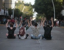 Muchos comerciantes desde que vieron que la marcha se complicó decidieron cerrar las cortinas. EL INFORMADOR / F. Atilano