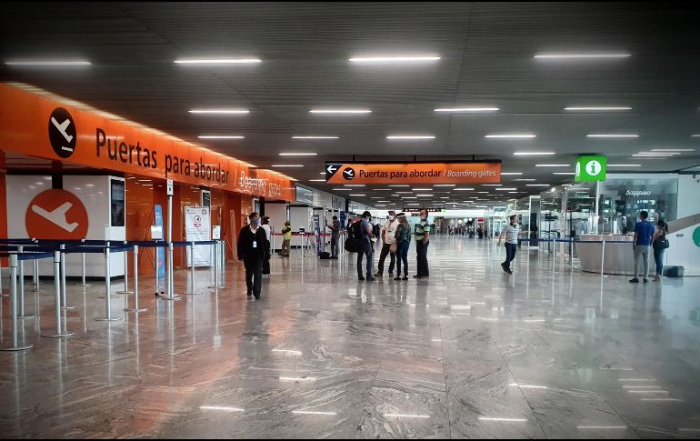 Se espera que el levantamiento de las medidas de confinamiento permita el regreso de forma escalonada de la actividad en aeropuertos. EL INFORMADOR/ARCHIVO