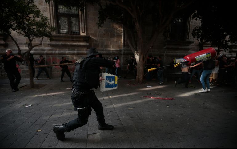 El mandatario estatal niega que los policías cometieran abusos durante la protesta de este jueves en Guadalajara. EL INFORMADOR/F. Atilano