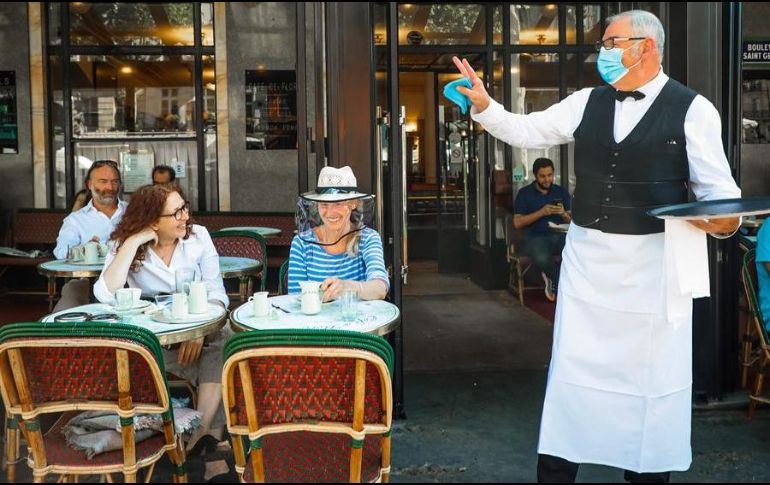 Luego de pasar varias semanas en estricto confinamiento, los franceses vuelven a salir a las calles. EFE/C. Petit