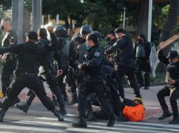 Imágenes de policías golpeando a los manifestantes generaron comentarios de repudio en varias partes del país. EL INFORMADOR/F. Atilano