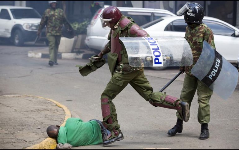 Activistas acusan con frecuencia a la policía keniana de hacer uso excesivo de la fuerza y matar en barrios pobres. AP/ARCHIVO