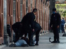 La Cepad documenta el uso excesivo de la fuerza por parte de elementos de seguridad, que utilizaron gas lacrimógeno, palos y piedras para enfrentar a los participantes de la manifestación. EL INFORMADOR/G. Gallo