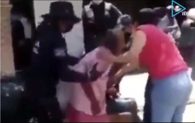 Autoridades aseguraron que en reiteradas ocasiones se le solicitó a la mujer usar cubrebocas, medida que no acató. TWITTER/@universalqro
