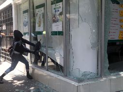 Reportaron 20 comercios con pintas, vidrios rotos, entre otros desperfectos, además de 60 propiedades dañadas. EFE / S. Gutiérrez