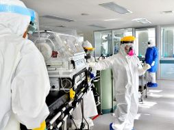 Integrantes del personal de salud trasladan una incubadora con un recién nacido con sospecha de COVID-19 en el hospital materno perinatal Mónica Pretelini, en Toluca. EFE/J. Núñez