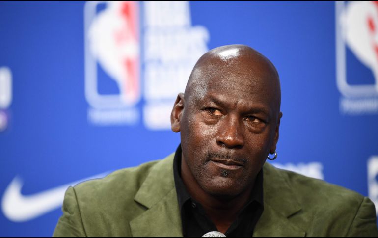 Michael Jordan, considerado el mejor basquetbolista de la historia, anunció este viernes un fondo por 100 millones de dólares destinado a las causas de igualdad racial y lucha social en Estados Unidos. AFP / ARCHIVO