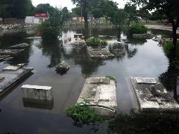 Las lluvias inundaron el panteón Florido en Mérida, Yucatán. AFP/H. Borges