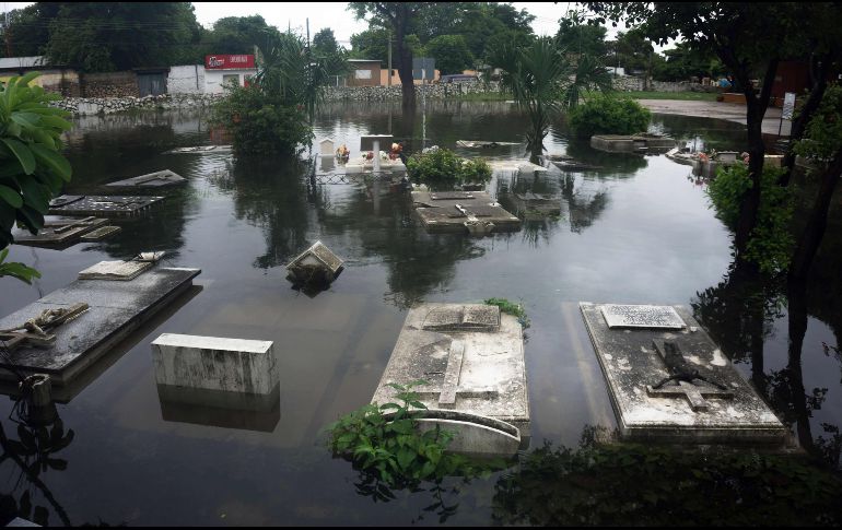 Las lluvias inundaron el panteón Florido en Mérida, Yucatán. AFP/H. Borges
