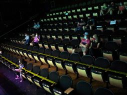 Una de las reglas es sanitizar todos los recintos antes y después de cada evento, así como marcar los espacios para asegurar la sana distancia entre los asistentes. AP/I. Ceballo