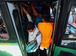 A tope. Una unidad de transporte en el Periférico Sur. EL INFORMADOR/G. Gallo