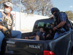 Personal de la CEDHJ estuvo en la marcha y documentó que los policías subieron a los inconformes en vehículos particulares, algunos sin placas, y los llevaron a lugares alejados. EFE/F. Guasco